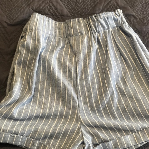 ❤️SOLD❤️ PAPERBAG WAIST SHORTS WITH POCKETS! - Picture 2 of 2